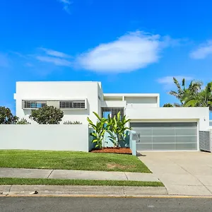Indulgent Beachside Luxury, Holiday home Sunrise Beach